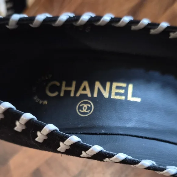 CHANEL Black and Gray Woven Trim Cap-Toe Heels - Picture 3 of 11